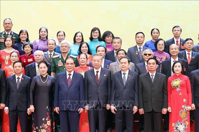 Tổng Bí thư Tô Lâm, các đồng chí lãnh đạo, nguyên lãnh đạo Đẳng, Nhà nước và các đại biểu. (Ảnh: Thống Nhất/TTXVN) Tổng Bí thư Tô Lâm, các đồng chí lãnh đạo, nguyên lãnh đạo Đẳng, Nhà nước và các đại biểu. (Ảnh: Thống Nhất/TTXVN)
