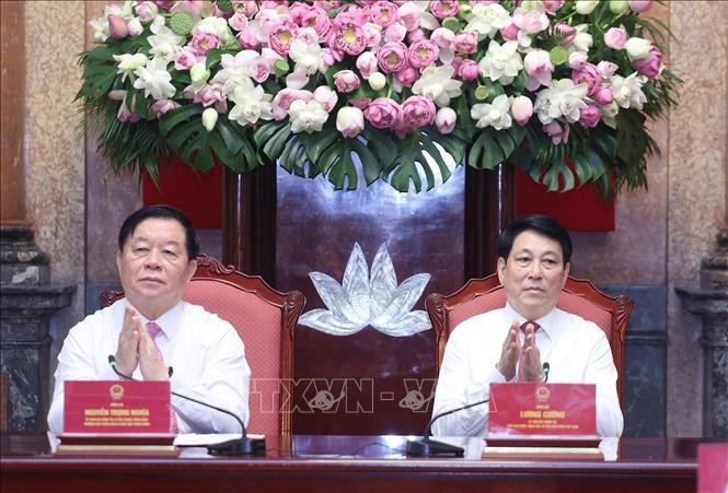 Chủ tịch nước Lương Cường và Trưởng Ban Tuyên giáo và Dân vận Trung ương Nguyễn Trọng Nghĩa dự buổi gặp mặt các nhà báo tiêu biểu toàn quốc. (Ảnh: Lâm Khánh/ TTXVN) Chủ tịch nước Lương Cường và Trưởng Ban Tuyên giáo và Dân vận Trung ương Nguyễn Trọng Nghĩa dự buổi gặp mặt các nhà báo tiêu biểu toàn quốc. (Ảnh: Lâm Khánh/ TTXVN)