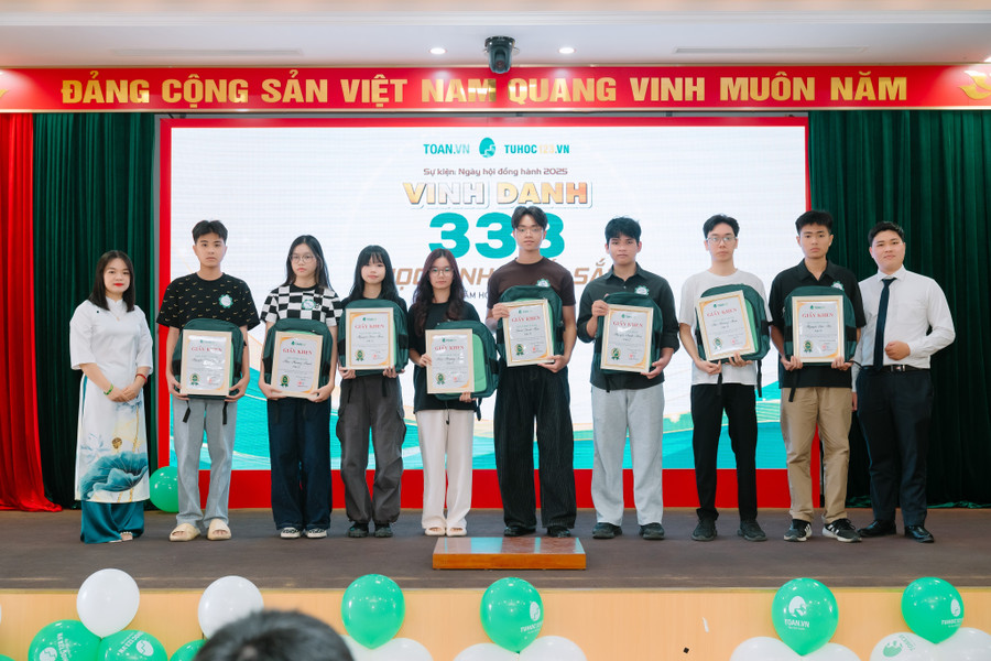 Toan.vn và tuhoc123.vn khen thưởng học sinh đạt thành tích cao thi Tốt nghiệp THPT 2025. 291.jpg