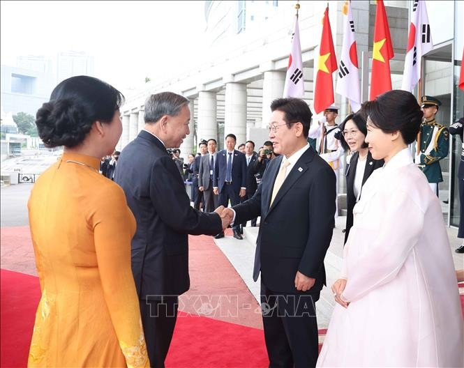 Tổng thống Hàn Quốc Lee Jae Myung và Phu nhân đón Tổng Bí thư Tô Lâm và Phu nhân. (Ảnh: Thống Nhất/TTXVN)