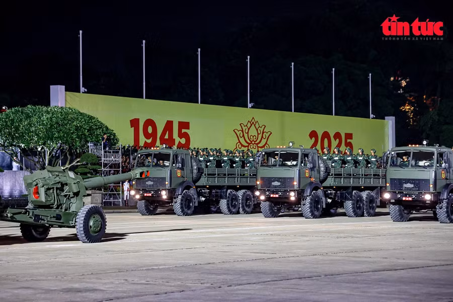 Đoàn xe cơ giới hùng hậu, khẳng định vai trò "quả đấm thép" chủ lực của Lục quân nhân dân Việt Nam trong các nhiệm vụ chiến đấu tiến vào Quảng trường Ba Đình trong buổi tổng hợp luyện.