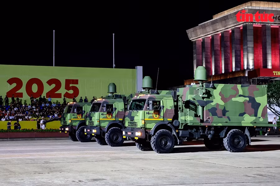 Khối xe tác chiến điện tử có vai trò đặc biệt quan trọng trong chiến tranh hiện đại, với khả năng gây nhiễu, chế áp điện tử các hệ thống thông tin, vô tuyến của đối phương.