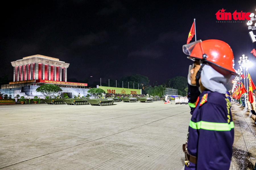 Hàng vạn chiến sĩ Công an, Quân đội cùng xe pháo quân sự và các lực lượng diễu binh, diễu hành đã tham gia tổng hợp luyện. Hàng vạn chiến sĩ Công an, Quân đội cùng xe pháo quân sự và các lực lượng diễu binh, diễu hành đã tham gia tổng hợp luyện.