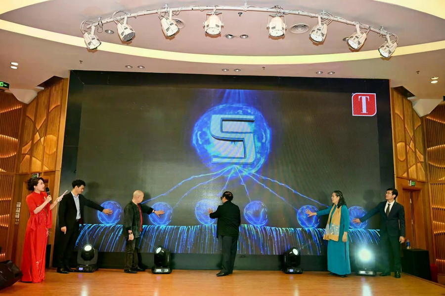 Các đại biểu thực hiện nghi thức nhấn nút phát động cuộc thi.