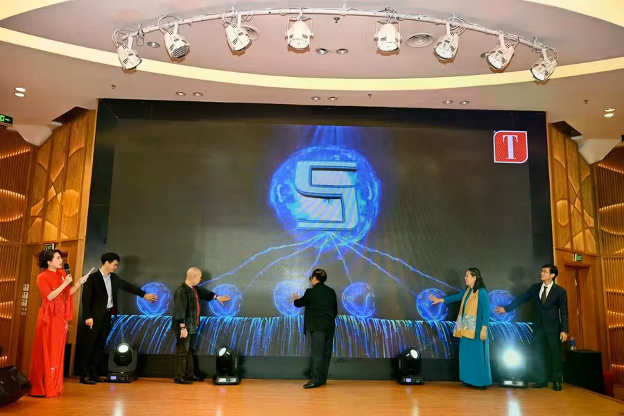 Các đại biểu thực hiện nghi thức nhấn nút phát động cuộc thi.