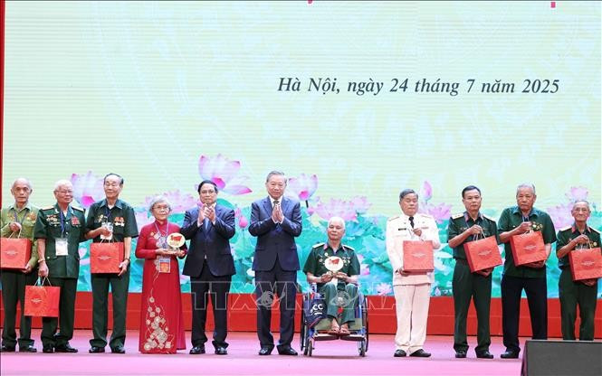 Tổng Bí thư Tô Lâm, Thủ tướng Phạm Minh Chính tặng quà cho người có công, nhân chứng lịch sử tiêu biểu (Ảnh: Thống Nhất/TTXVN) Tổng Bí thư Tô Lâm, Thủ tướng Phạm Minh Chính tặng quà cho người có công, nhân chứng lịch sử tiêu biểu (Ảnh: Thống Nhất/TTXVN)