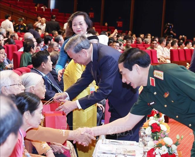 Tổng Bí thư Tô Lâm tặng quà người có công, nhân chứng lịch sử tiêu biểu (Ảnh: Thống Nhất/TTXVN) Tổng Bí thư Tô Lâm tặng quà người có công, nhân chứng lịch sử tiêu biểu (Ảnh: Thống Nhất/TTXVN)