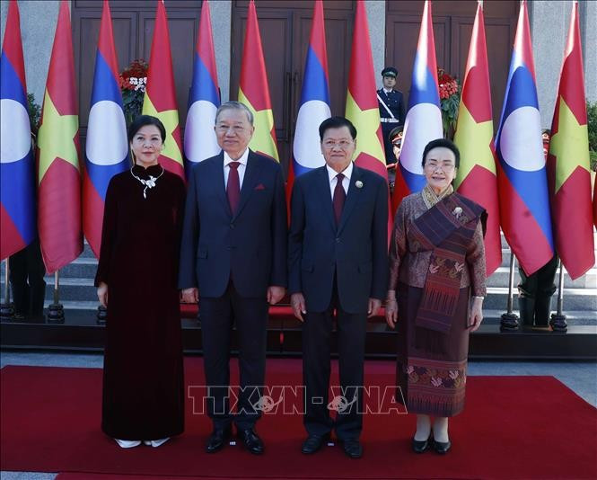 Tổng Bí thư Tô Lâm và Phu nhân cùng Tổng Bí thư, Chủ tịch nước Lào Thongloun Sisoulith và Phu nhân chụp ảnh chung. Ảnh: Thống Nhất/TTXVN