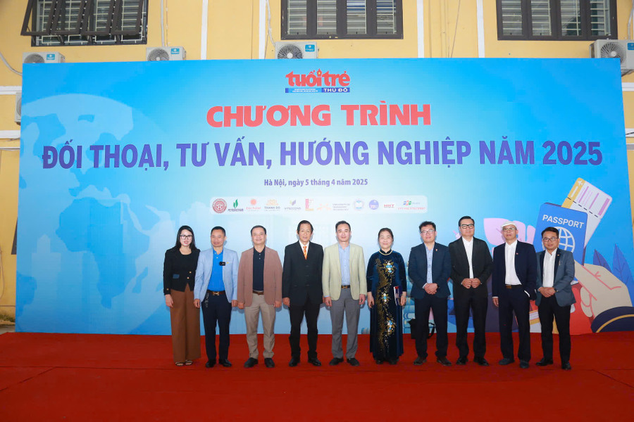 Các bạn trẻ hào hứng trong chương trình “Đối thoại, tư vấn, hướng nghiệp năm 2025” do Báo Tuổi trẻ Thủ đô tổ chức.