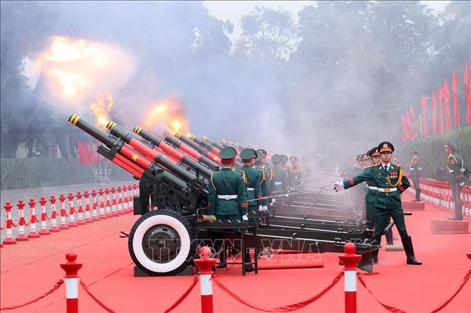 Nghi thức bắn 21 loạt đại bác chào mừng Tổng Bí thư, Chủ tịch nước Lào Thongloun Sisoulith và Phu nhân thăm cấp Nhà nước tới Việt Nam. Ảnh: An Đăng/TTXVN