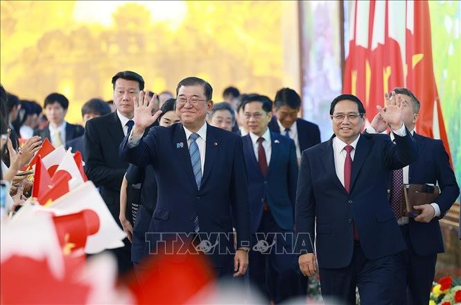 Thủ tướng Phạm Minh Chính và Thủ tướng Nhật Bản Ishiba Shigeru, sáng 28/4. (Ảnh: Dương Giang/TTXVN)