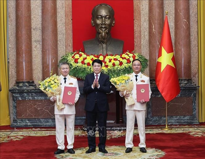 Chủ tịch nước Lương Cường trao Quyết định thăng cấp bậc hàm từ Trung tướng lên Thượng tướng đối với các ông: Phạm thế Tùng, Ủy viên Ban Thường vụ Đảng ủy Công an Trung ương, Thứ trưởng Bộ Công an; Nguyễn Ngọc Lâm, Ủy viên Ban Thường vụ Đảng ủy Công an Trung ương, Thứ trưởng Bộ Công an. (Ảnh: Lâm Khánh/TTXVN) Chủ tịch nước Lương Cường trao Quyết định thăng cấp bậc hàm từ Trung tướng lên Thượng tướng đối với các ông: Phạm thế Tùng, Ủy viên Ban Thường vụ Đảng ủy Công an Trung ương, Thứ trưởng Bộ Công an; Nguyễn Ngọc Lâm, Ủy viên Ban Thường vụ Đảng ủy Công an Trung ương, Thứ trưởng Bộ Công an. (Ảnh: Lâm Khánh/TTXVN)