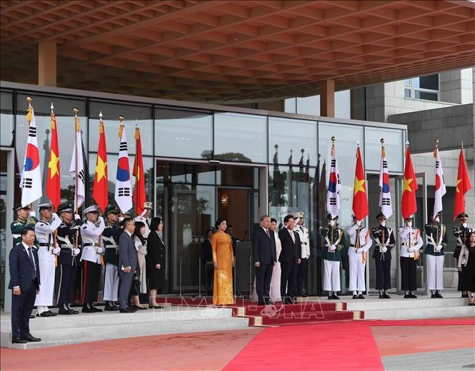 Tổng thống Hàn Quốc Lee Jae Myung và Phu nhân chủ trì Lễ đón Tổng Bí thư Tô Lâm và Phu nhân. (Ảnh: Thống Nhất/TTXVN) Tổng thống Hàn Quốc Lee Jae Myung và Phu nhân chủ trì Lễ đón Tổng Bí thư Tô Lâm và Phu nhân. (Ảnh: Thống Nhất/TTXVN)
