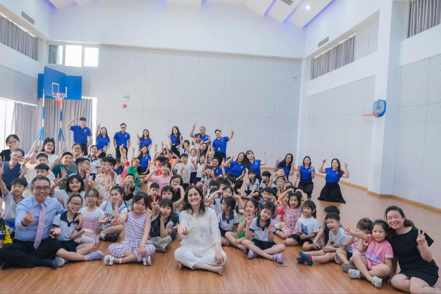 Cô Kiran Bir Sethi, nhà sáng lập toàn cầu của phong trào Design for Change và mô hình Trường học Kiến tạo Riverside đã đến thăm trường Sao Khuê. 93.jpg