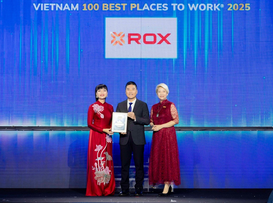 Đại diện ROX Group tại sự kiện vinh danh trong “Top 100 Nơi làm việc tốt nhất Việt Nam 2025” và chứng nhận “Nguồn nhân lực hạnh phúc”.