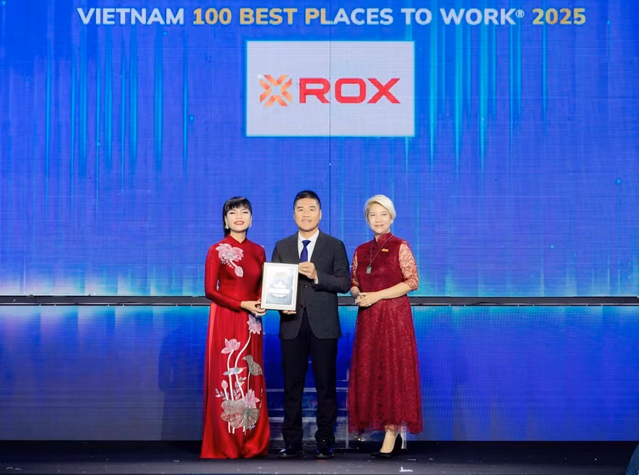 Đại diện ROX Group tại sự kiện vinh danh trong “Top 100 Nơi làm việc tốt nhất Việt Nam 2025” và chứng nhận “Nguồn nhân lực hạnh phúc”.