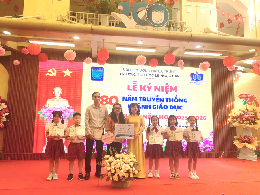 Đại diện Cầu Vồng Tuổi thơ và Elmich Việt Nam trao quà tại Trường Tiểu học Lê Ngọc Hân (P. Hai Bà Trưng, Hà Nội). 355.png