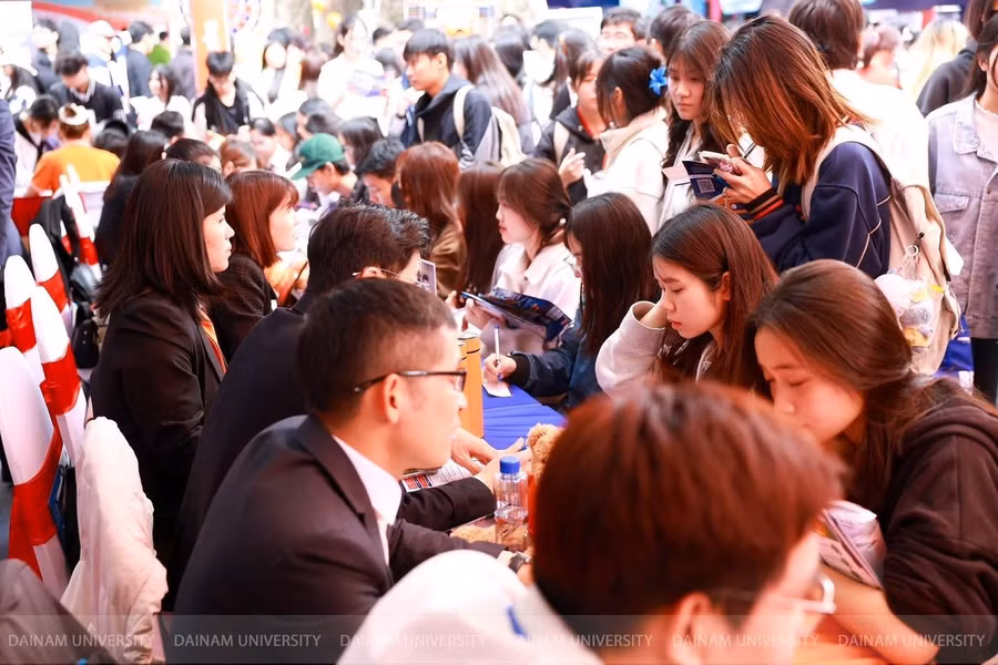 Thí sinh và phụ huynh tìm hiểu về 42 ngành/chương trình đào tạo và các chính sách học bổng cho tân sinh viên của Trường Đại học Đại Nam.