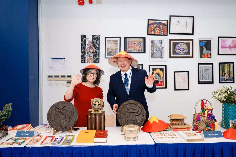 Bà Mai Bích Thủy và ông Shaun Fenton, Hiệu trưởng Trường RGS, Vương quốc Anh.