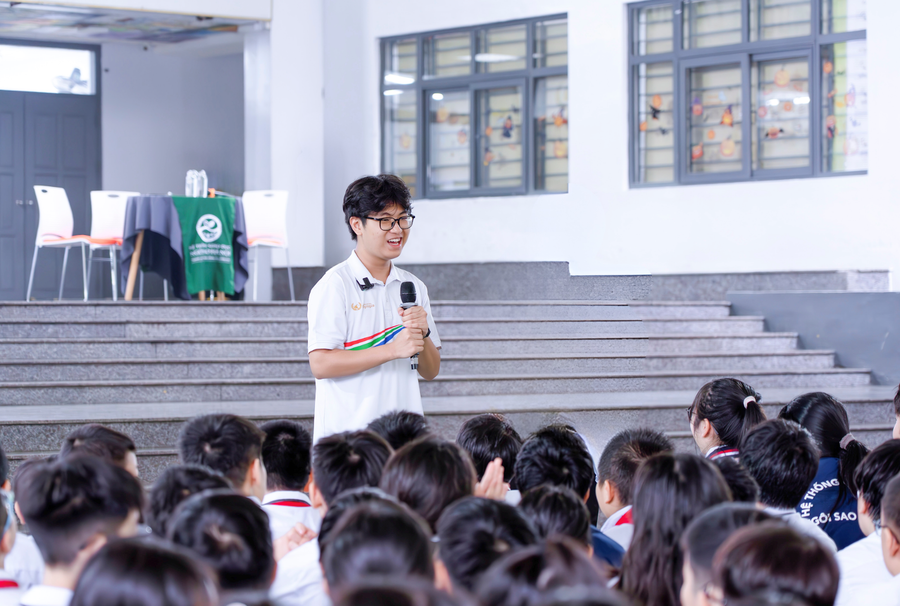 Nhà vô địch Đường lên đỉnh Olympia Trần Bùi Bảo Khánh hào hứng giao lưu với học sinh trường Liên cấp THCS, Tiểu học tư thục Ngôi Sao Hà Nội.