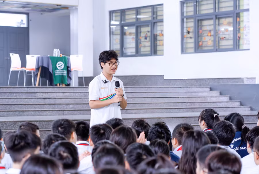 Nhà vô địch Đường lên đỉnh Olympia Trần Bùi Bảo Khánh hào hứng giao lưu với học sinh trường Liên cấp THCS, Tiểu học tư thục Ngôi Sao Hà Nội.