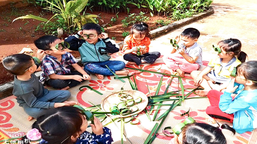 Sản phẩm học tập do trẻ tự làm giúp các em thêm hứng thú và tự tin khi tham gia hoạt động. 65.jpg