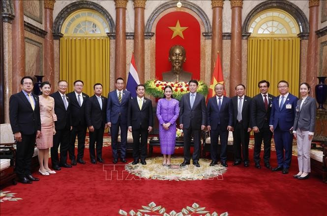 Chủ tịch nước Lương Cường với Thủ tướng Thái Lan Paetongtarn Shinawatra và các đại biểu. (Ảnh: Lâm Khánh/TTXVN) Chủ tịch nước Lương Cường với Thủ tướng Thái Lan Paetongtarn Shinawatra và các đại biểu. (Ảnh: Lâm Khánh/TTXVN)