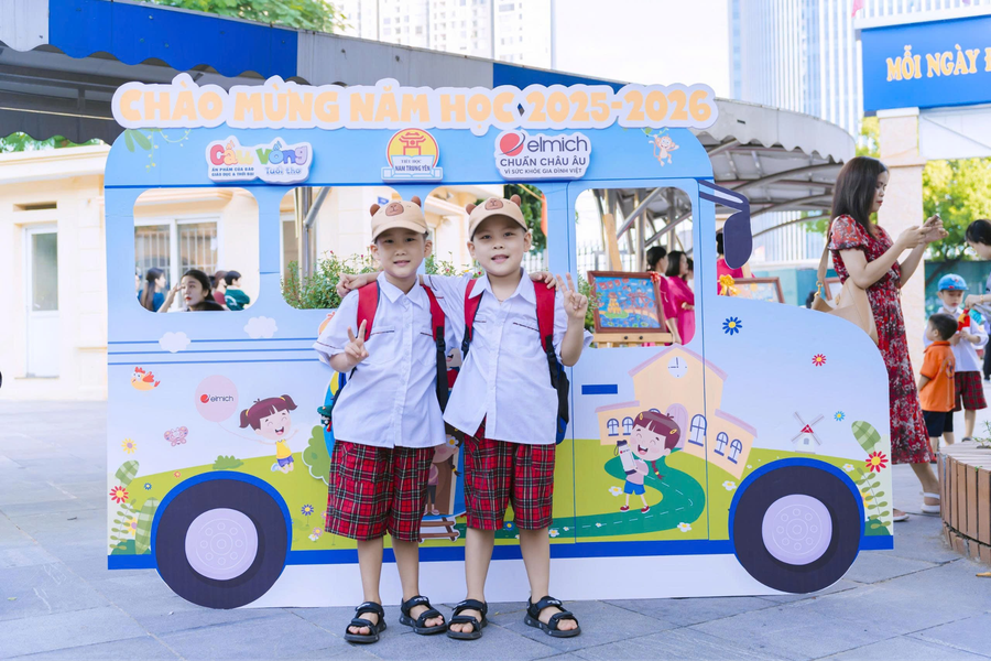 Khoảnh khắc tươi vui của các em học sinh trong ngày tựu trường. 356.png