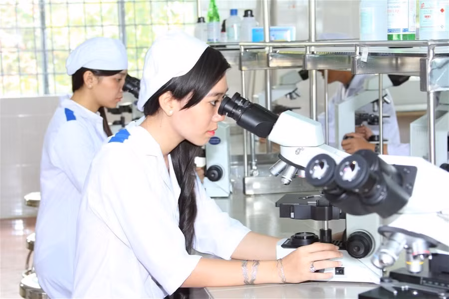 Sinh viên được làm thực hành thí nghiệm.