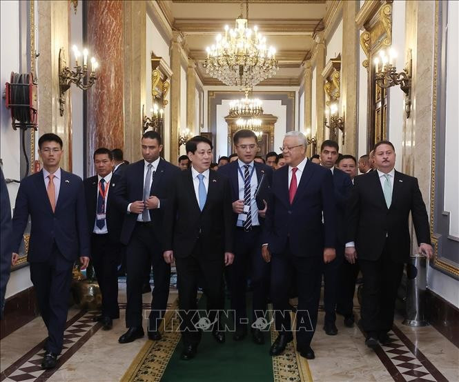 Chủ tịch nước Lương Cường và Chủ tịch Hạ viện Ai Cập Hanafy El-Gebaly tham quan trụ sở Hạ viện Ai Cập. (Ảnh: Lâm Khánh/TTXVN) Chủ tịch nước Lương Cường và Chủ tịch Hạ viện Ai Cập Hanafy El-Gebaly tham quan trụ sở Hạ viện Ai Cập. (Ảnh: Lâm Khánh/TTXVN)
