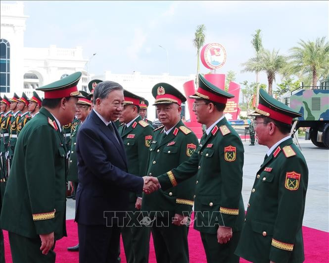 Tổng Bí thư Tô Lâm với lãnh đạo Bộ Quốc phòng và Tổng cục Công nghiệp Quốc phòng. Ảnh: Trọng Đức/TTXVN Tổng Bí thư Tô Lâm với lãnh đạo Bộ Quốc phòng và Tổng cục Công nghiệp Quốc phòng. Ảnh: Trọng Đức/TTXVN