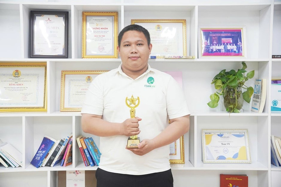 Thầy Đỗ Quang Minh, Trưởng nhóm chuyên môn Toan.vn attnfoojgeah6zmqdlppkstdsy8mqoto3eo3ayq9zk5m44.jpg