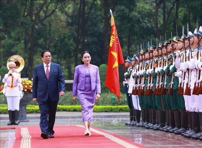 Thủ tướng Phạm Minh Chính và Thủ tướng Thái Lan Paetongtarn Shinawatra duyệt Đội danh dự Quân đội nhân dân Việt Nam. (Ảnh: Dương Giang/TTXVN) Thủ tướng Phạm Minh Chính và Thủ tướng Thái Lan Paetongtarn Shinawatra duyệt Đội danh dự Quân đội nhân dân Việt Nam. (Ảnh: Dương Giang/TTXVN)