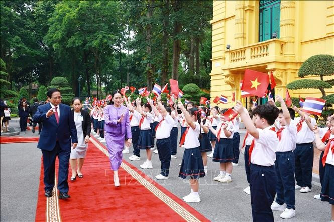 Thiếu nhi Thủ đô Hà Nội nồng nhiệt chào mừng Thủ tướng Thái Lan Paetongtarn Shinawatra thăm chính thức Việt Nam. (Ảnh: Dương Giang/TTXVN) Thiếu nhi Thủ đô Hà Nội nồng nhiệt chào mừng Thủ tướng Thái Lan Paetongtarn Shinawatra thăm chính thức Việt Nam. (Ảnh: Dương Giang/TTXVN)