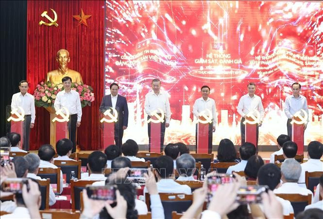Tổng Bí thư Tô Lâm, Trưởng Ban Chỉ đạo Trung ương và các đại biểu thực hiện nghi thức ra mắt 3 nền tảng số phục vụ triển khai Nghị quyết 57-NQ/TW. (Ảnh: Thống Nhất/TTXVN)