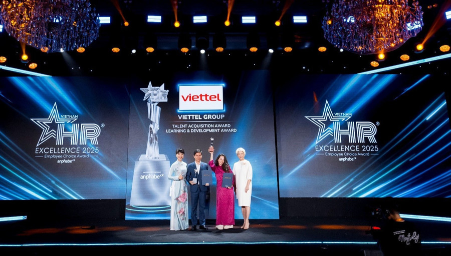 Đại diện Viettel lên nhận hai giải thưởng tại HR Excellence Awards 2025 diễn ra tại TP HCM. Ảnh: Viettel