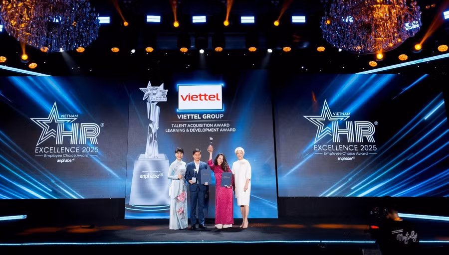 Đại diện Viettel lên nhận hai giải thưởng tại HR Excellence Awards 2025 diễn ra tại TP HCM. Ảnh: Viettel