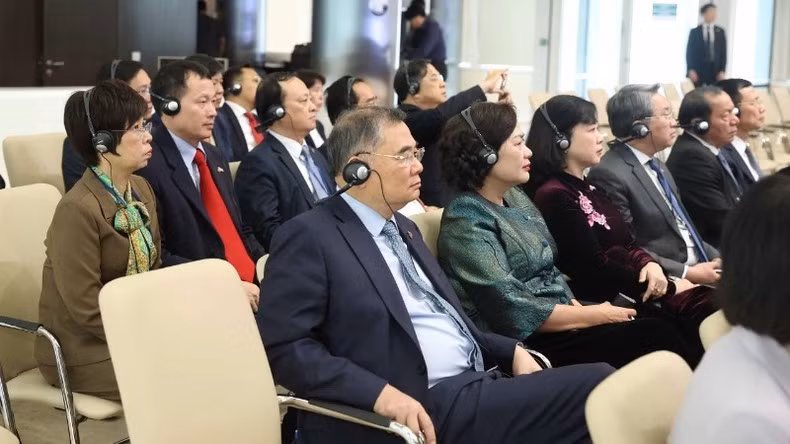 Đoàn đại biểu Việt Nam thăm Trung tâm Tài chính quốc tế Astana. (Ảnh: Thống Nhất/TTXVN).