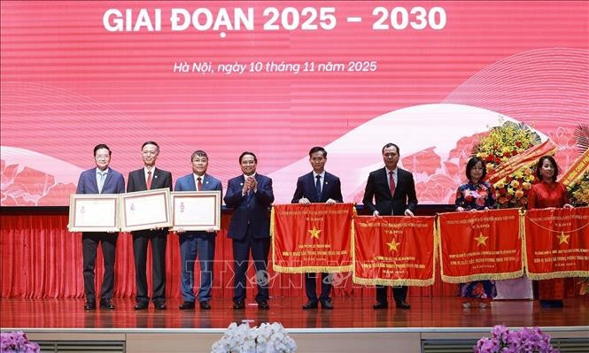 Thủ tướng Phạm Minh Chính trao Huân chương Lao động hạng Nhất; hạng Ba và Cờ Thi đua của Chính phủ cho các tập thể, cá nhân có thành tích xuất sắc trong phong trào thi đua yêu nước. Ảnh: Dương Giang/TTXVN