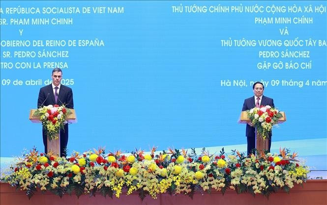 Thủ tướng Phạm Minh Chính và Thủ tướng Tây Ban Nha Pedro Sánchez gặp gỡ báo chí hai nước. (Ảnh: Dương Giang/TTXVN)
