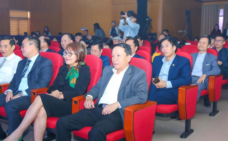 Các đại biểu cùng nhau chứng kiến khoảnh khắc vinh danh các tác giả đoạt giải, thể hiện sự ủng hộ đối với những nỗ lực của người làm báo.