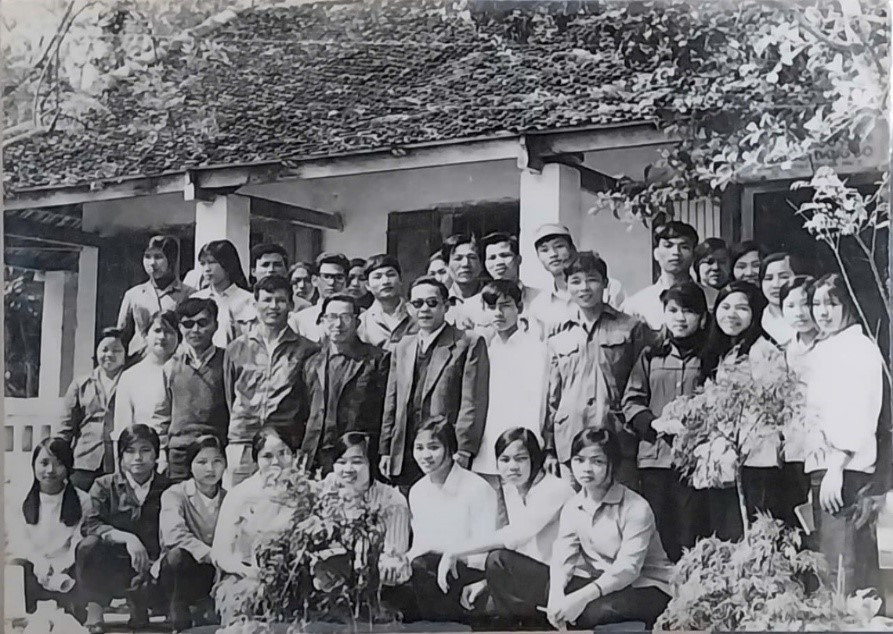 Thầy Nguyễn Ngọc Quang (Hiệu trưởng nhà trường) và thầy Đinh Trọng Lạc (Chủ nhiệm khoa) cùng SV khóa 1.