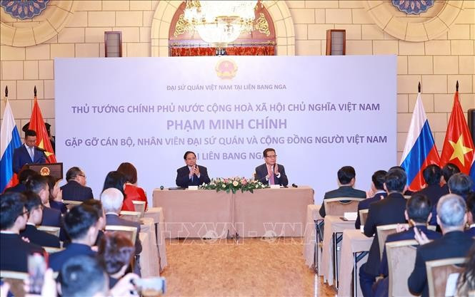 Thủ tướng Phạm Minh Chính gặp gỡ cán bộ, nhân viên Đại sứ quán và cộng đồng người Việt Nam tại Liên bang Nga. Ảnh: Dương Giang/TTXVN