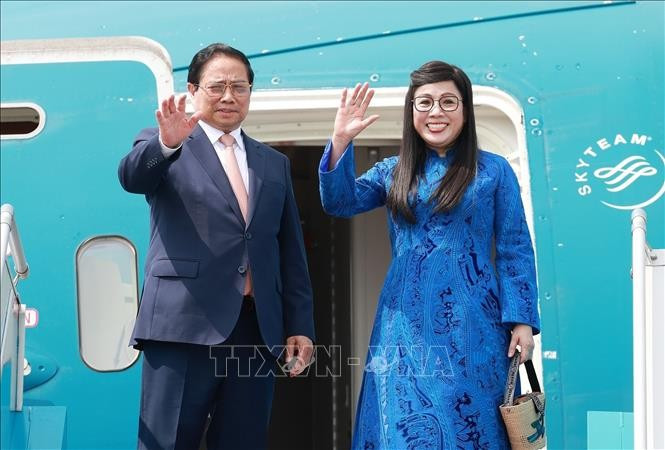 Thủ tướng Phạm Minh Chính và Phu nhân Lê Thị Bích Trân rời Thủ đô Hà Nội, lên đường tham dự Hội nghị Thượng đỉnh BRICS mở rộng năm 2025 tại Brazil. (Ảnh: Dương Giang/TTXVN)