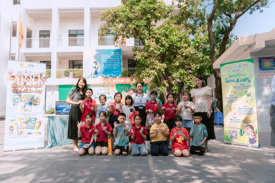 Tập thể giáo viên và các em học sinh trường Tiểu học Phương Liên (P. Kim Liên) check-in tại Ngày Hội “Sống Khỏe Sống Xanh”. 45.jpg