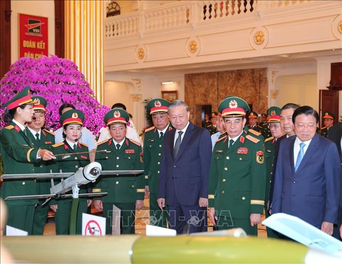 Tổng Bí thư Tô Lâm và đại biểu tham quan trưng bày các sản phẩm của Tổng cục Công nghiệp Quốc phòng. Ảnh: Trọng Đức/TTXVN Tổng Bí thư Tô Lâm và đại biểu tham quan trưng bày các sản phẩm của Tổng cục Công nghiệp Quốc phòng. Ảnh: Trọng Đức/TTXVN