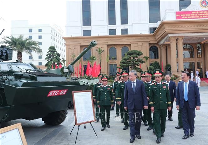 Tổng Bí thư Tô Lâm và đại biểu tham quan trưng bày các sản phẩm của Tổng cục Công nghiệp Quốc phòng. Ảnh: Trọng Đức/TTXVN Tổng Bí thư Tô Lâm và đại biểu tham quan trưng bày các sản phẩm của Tổng cục Công nghiệp Quốc phòng. Ảnh: Trọng Đức/TTXVN