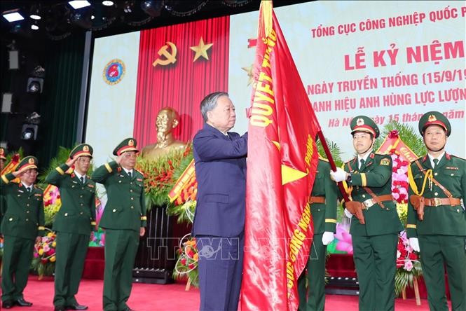 Tổng Bí thư Tô Lâm gắn Danh hiệu Anh hùng Lực lượng Vũ trang nhân dân lên Quân kỳ Quyết thắng của Tổng cục Công nghiệp Quốc phòng. Ảnh: Trọng Đức/TTXVN Tổng Bí thư Tô Lâm gắn Danh hiệu Anh hùng Lực lượng Vũ trang nhân dân lên Quân kỳ Quyết thắng của Tổng cục Công nghiệp Quốc phòng. Ảnh: Trọng Đức/TTXVN