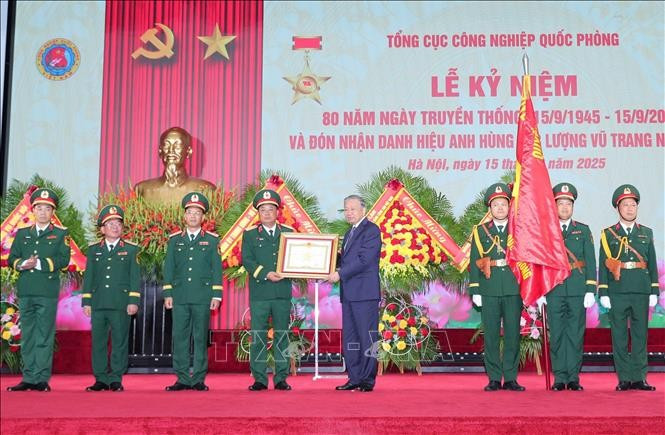 Tổng Bí thư Tô Lâm trao tặng Danh hiệu Anh hùng Lực lượng Vũ trang nhân dân cho Tổng cục Công nghiệp Quốc phòng. Ảnh: Trọng Đức/TTXVN Tổng Bí thư Tô Lâm trao tặng Danh hiệu Anh hùng Lực lượng Vũ trang nhân dân cho Tổng cục Công nghiệp Quốc phòng. Ảnh: Trọng Đức/TTXVN