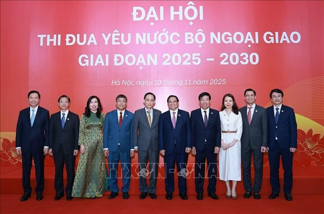 Thủ tướng Phạm Minh Chính với lãnh đạo Bộ Ngoại giao tham dự Đại hội Thi đua yêu nước Bộ Ngoại giao giai đoạn 2025-2030. Ảnh: Dương Giang/TTXVN